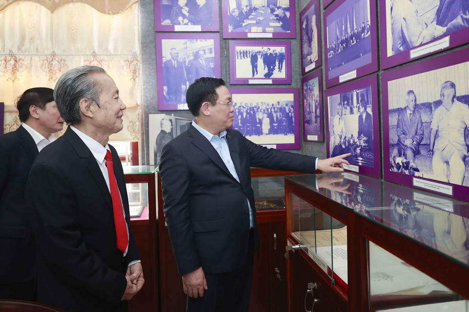 Chủ tịch Quốc hội Vương Đình Huệ tham quan phòng truyền thống của gia đình cố Chủ tịch Quốc hội Nguyễn Hữu Thọ.(Ảnh: Doãn Tấn/TTXVN)