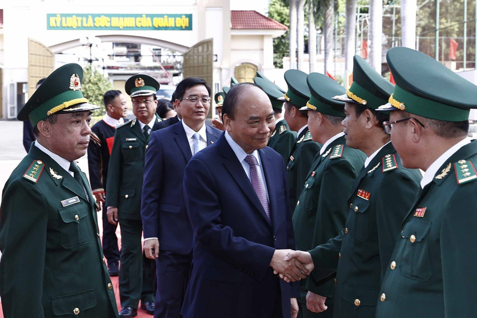 Cán bộ, chiến sỹ Bộ đội Biên phòng tỉnh Đắk Lắk đón Chủ tịch nước Nguyễn Xuân Phúc tới thăm. (Ảnh: Thống Nhất/TTXVN)