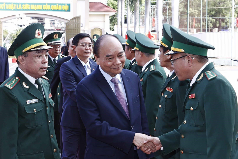 Chủ tịch nước Nguyễn Xuân Phúc thăm, chúc Tết cán bộ, chiến sỹ Bộ đội Biên phòng tỉnh Đắk Lắk. (Ảnh: Thống Nhất/TTXVN)