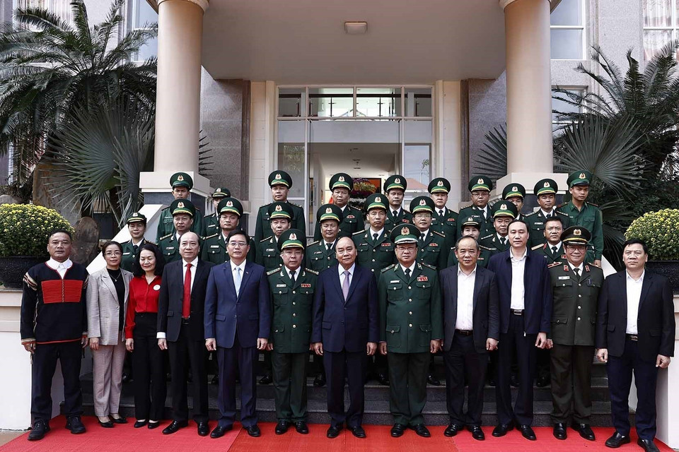 Chủ tịch nước Nguyễn Xuân Phúc cùng cán bộ, chiến sỹ Bộ đội Biên phòng tỉnh Đắk Lắk. (Ảnh: Thống Nhất/TTXVN)