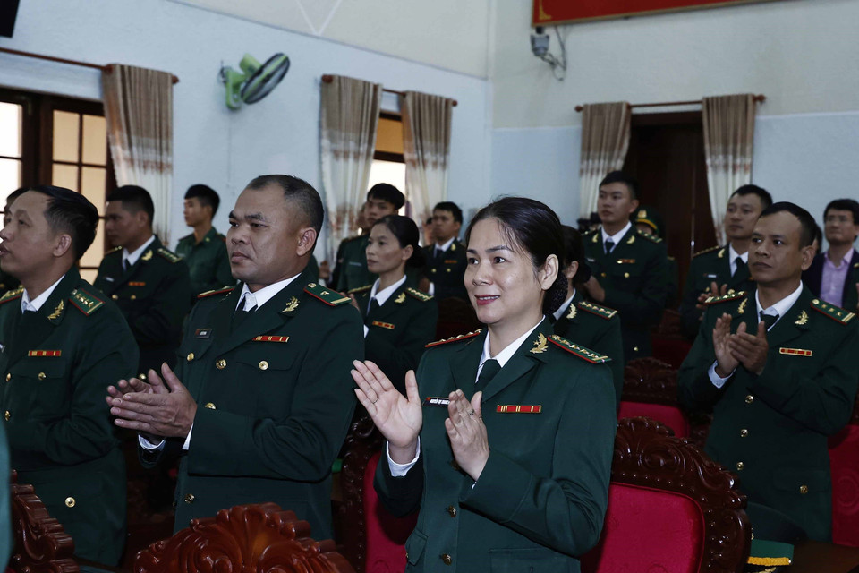 Cán bộ, chiến sỹ Bộ đội Biên phòng tỉnh Đắk Lắk đón Chủ tịch nước Nguyễn Xuân Phúc tới thăm. (Ảnh: Thống Nhất/TTXVN)