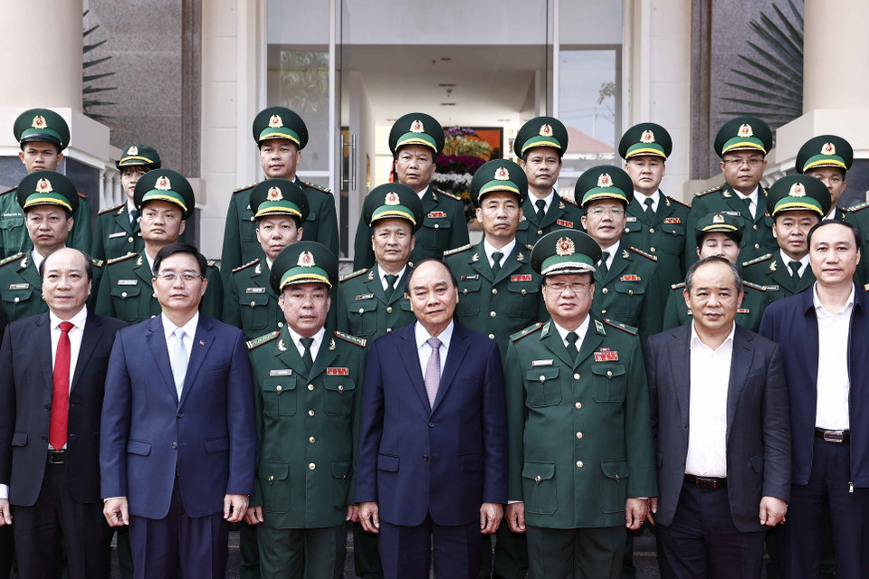 Chủ tịch nước Nguyễn Xuân Phúc cùng cán bộ, chiến sỹ Bộ đội Biên phòng tỉnh Đắk Lắk. (Ảnh: Thống Nhất/TTXVN)