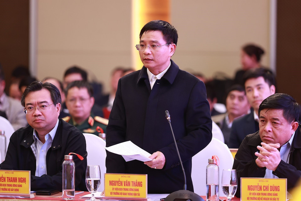 Bộ trưởng Bộ Giao thông Vận tải Nguyễn Văn Thắng báo cáo tình hình triển khai các dự án thành phần cao tốc Bắc-Nam phía Đông tại cuộc họp tối 28/1, tại Nghệ An. (Ảnh: Dương Giang/TTXVN)