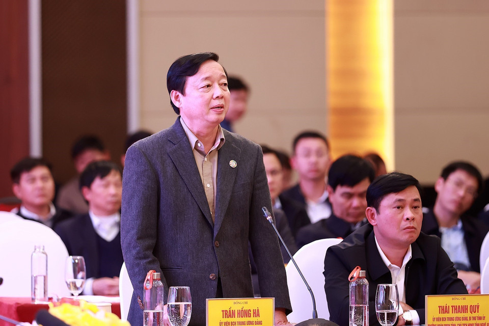 Phó Thủ tướng Trần Hồng Hà phát biểu tại cuộc họp tối 28/1, tại Nghệ An. (Ảnh: Dương Giang/TTXVN)