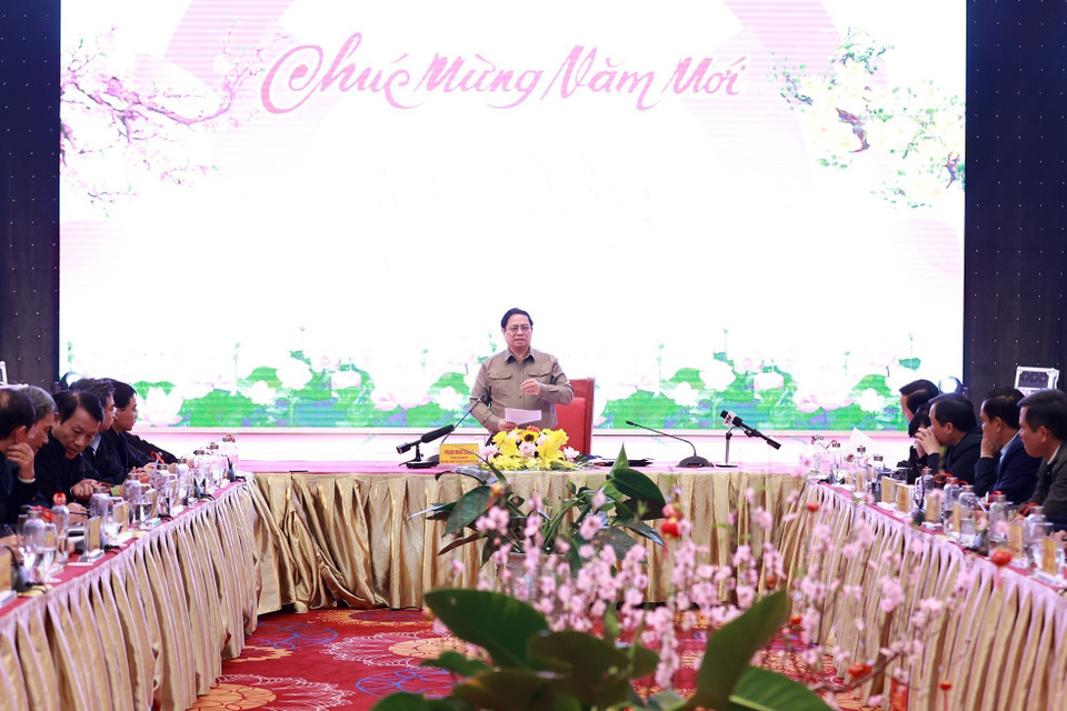 Tối 28/1, tại Nghệ An, Thủ tướng Phạm Minh Chính chủ trì họp với lãnh đạo các địa phương và các nhà đầu tư, đơn vị thi công, nhà thầu để kiểm điểm tình hình thực hiện Dự án thành phần đầu tư xây dựng đường cao tốc đoạn Mai Sơn-Quốc lộ 45-Nghi Sơn-Diễn Châu-Bãi Vọt-Hàm Nghi. (Ảnh: Dương Giang/TTXVN)