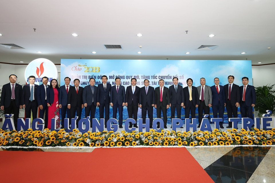 Thủ tướng Phạm Minh Chính với cán bộ, lãnh đạo Tập đoàn Dầu khí Việt Nam. (Ảnh: Dương Giang/TTXVN)