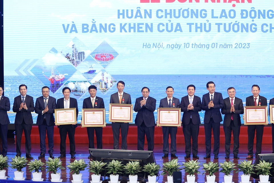 Thủ tướng Phạm Minh Chính cùng tập thể lãnh đạo Tập đoàn Dầu khí quốc gia Việt Nam và các cá nhân có thành tích xuất sắc. (Ảnh: Dương Giang/TTXVN)