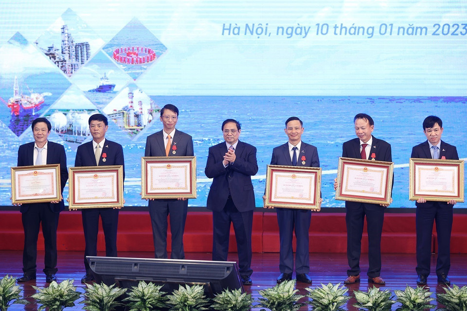 Thủ tướng Phạm Minh Chính trao Huân chương Lao động hạng Nhì và hạng Ba của Chủ tịch nước và bằng khen của Thủ tướng cho các cá nhân. (Ảnh: Dương Giang/TTXVN)