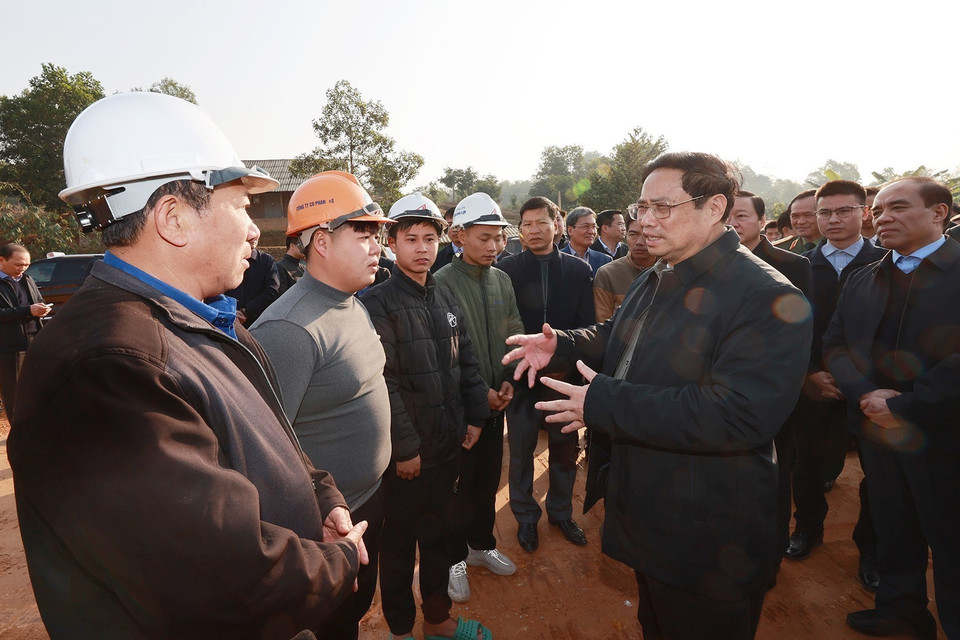 Thủ tướng Phạm Minh Chính kiểm tra Dự án đầu tư xây dựng đường cao tốc Tuyên Quang-Phú Thọ đoạn qua tỉnh Phú Thọ. (Ảnh: Dương Giang/TTXVN)