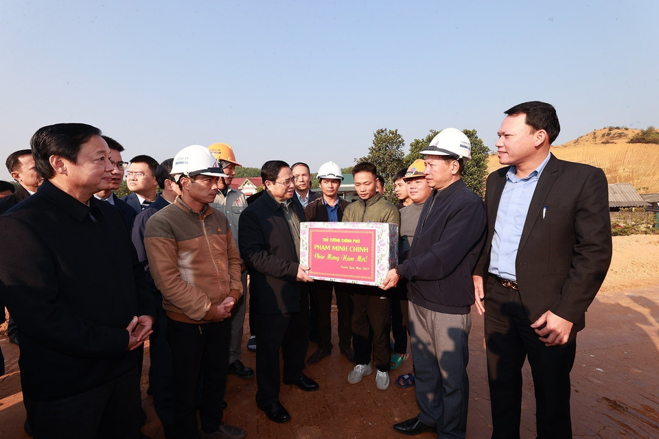 Thủ tướng Phạm Minh Chính tặng quà chúc Tết công nhân Dự án đầu tư xây dựng đường cao tốc Tuyên Quang-Phú Thọ đoạn qua tỉnh Phú Thọ. (Ảnh: Dương Giang/TTXVN)