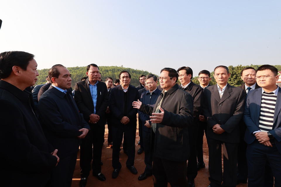 Thủ tướng Phạm Minh Chính kiểm tra Dự án đầu tư xây dựng đường cao tốc Tuyên Quang-Phú Thọ đoạn qua tỉnh Phú Thọ. (Ảnh: Dương Giang/TTXVN)