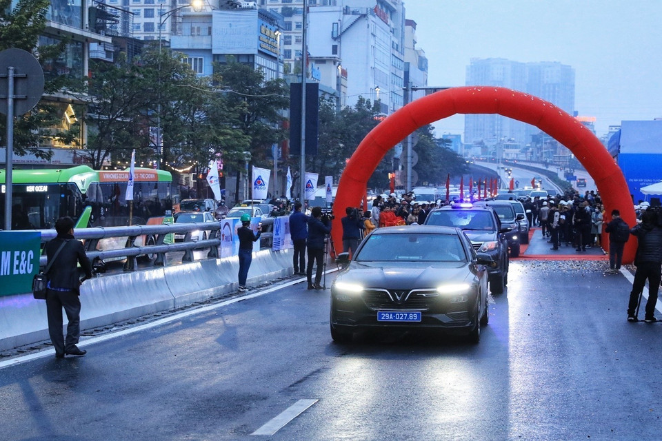 Phương tiện lưu thông trên đường Vành đai 2 sau lễ thông xe.(Ảnh: Tuấn Anh/TTXVN)