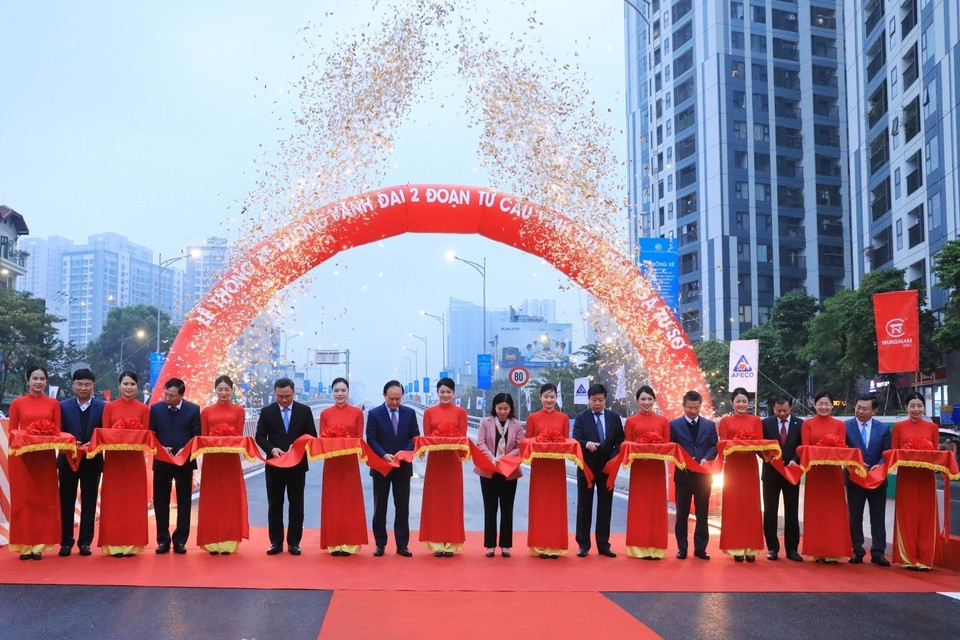 Các đại biểu cắt băng khánh thành đường Vành đai 2 trên cao, đoạn cầu Vĩnh Tuy-Ngã Tư Sở.(Ảnh: Tuấn Anh/TTXVN)