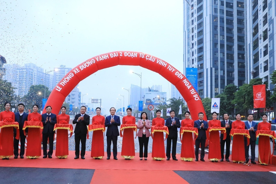 Các đại biểu cắt băng khánh thành đường Vành đai 2 trên cao, đoạn cầu Vĩnh Tuy-Ngã Tư Sở. (Ảnh: Tuấn Anh/TTXVN)