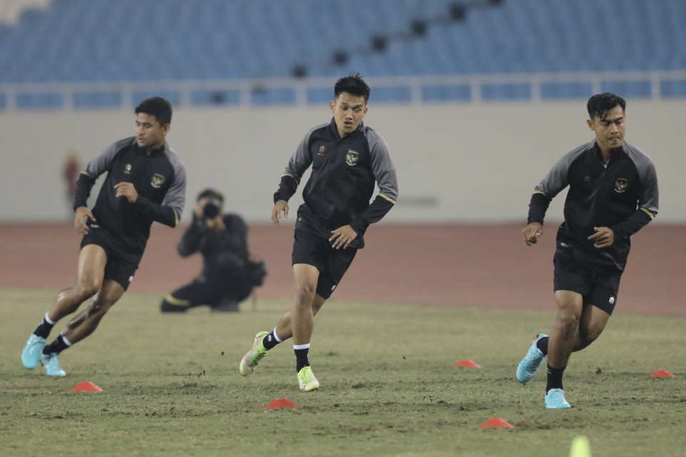 Các cầu thủ Indonesia tập luyện chuẩn bị cho trận gặp đội tuyển Việt Nam vào 19h30 tối mai (9/1/2023). (Ảnh: Minh Quyết/TTXVN)