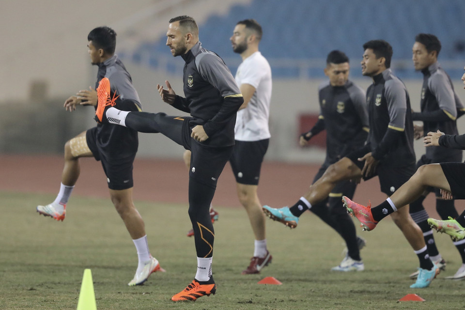 Các cầu thủ Indonesia tập luyện chuẩn bị cho trận gặp đội tuyển Việt Nam vào 19h30 tối mai (9/1). (Ảnh: Minh Quyết/TTXVN)