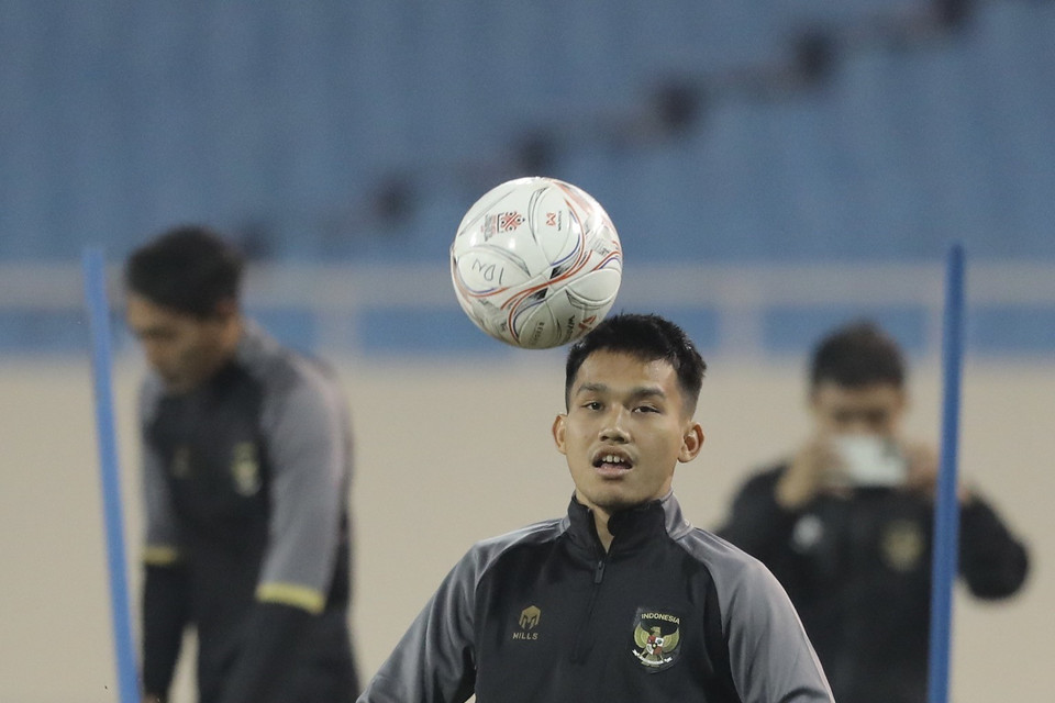 Các cầu thủ Indonesia tập luyện làm quen với sân Mỹ Đình tối 8/1. (Ảnh: Minh Quyết/TTXVN)