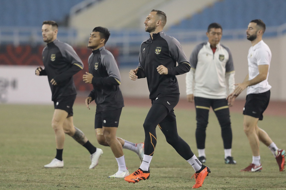 Các cầu thủ Indonesia tập luyện làm quen với sân Mỹ Đình tối 8/1. (Ảnh: Minh Quyết/TTXVN)