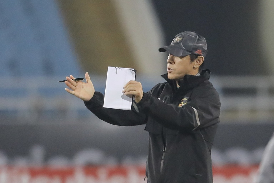 Huấn luyện viên trưởng đội tuyển Indonesia Shin Tae Yong chỉ đạo các học trò trên sân tập. (Ảnh: Minh Quyết/TTXVN)