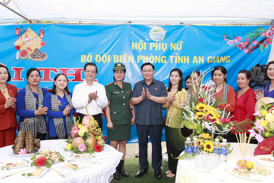 Chủ tịch Quốc hội Vương Đình Huệ với đại biểu tại chợ Tết công đoàn 2023. (Ảnh: Doãn Tấn/TTXVN)