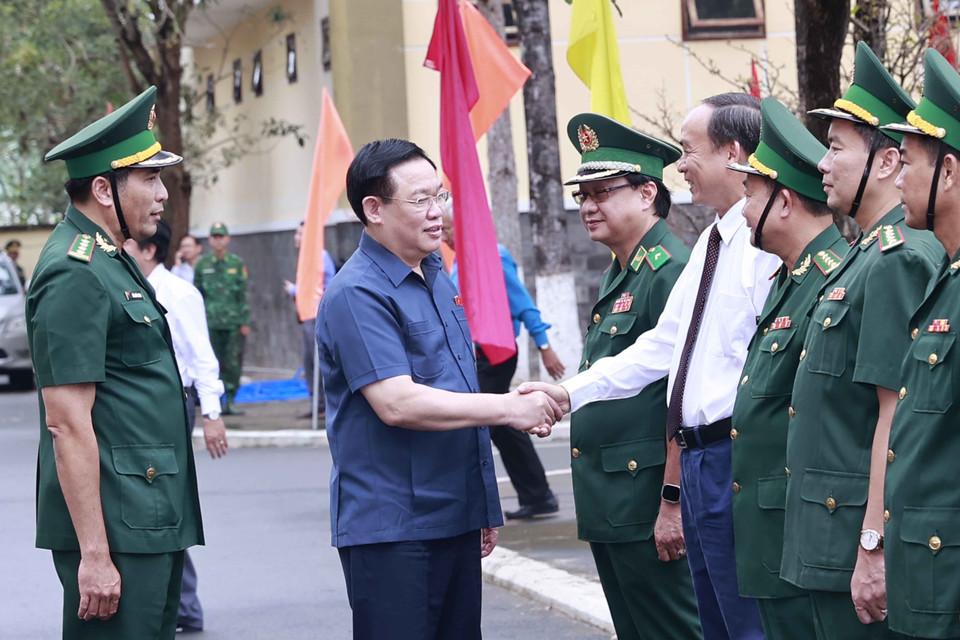 Chủ tịch Quốc hội Vương Đình Huệ với cán bộ Bộ Chỉ huy Bộ đội Biên phòng tỉnh An Giang. (Ảnh: Doãn Tấn/TTXVN)