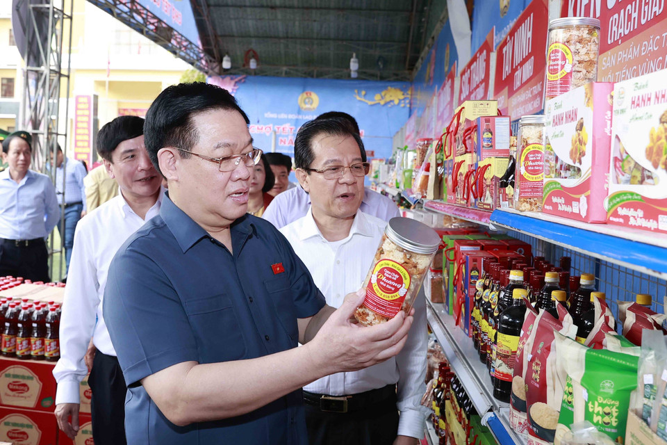 Chủ tịch Quốc hội Vương Đình Huệ thăm chợ Tết công đoàn 2023 tại Bộ Chỉ huy Bộ đội Biên phòng tỉnh An Giang. (Ảnh: Doãn Tấn/TTXVN)