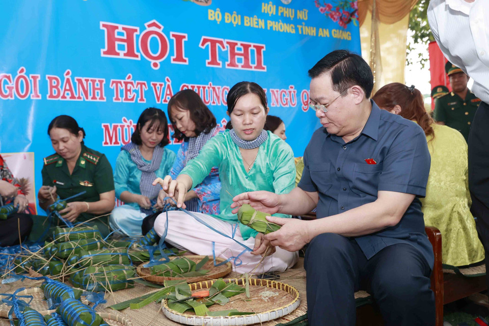 Chủ tịch Quốc hội Vương Đình Huệ tham gia gói bánh chưng tại chợ Tết công đoàn 2023. (Ảnh: Doãn Tấn/TTXVN)