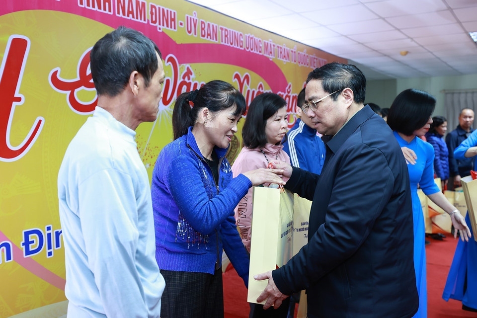 Thủ tướng Phạm Minh Chính tặng quà cho công nhân, người lao động, người có hoàn cảnh khó khăn tỉnh Nam Định. (Ảnh: Dương Giang/TTXVN)