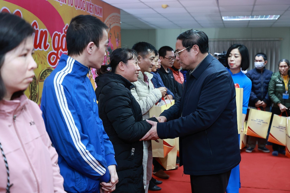 Thủ tướng Phạm Minh Chính tặng quà cho công nhân, người lao động, người có hoàn cảnh khó khăn tỉnh Nam Định. (Ảnh: Dương Giang/TTXVN)