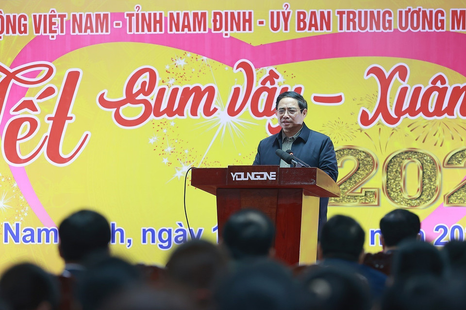 Thủ tướng Phạm Minh Chính phát biểu động viên, chúc Tết công nhân, người lao động, người có hoàn cảnh khó khăn tỉnh Nam Định. (Ảnh: Dương Giang/TTXVN)