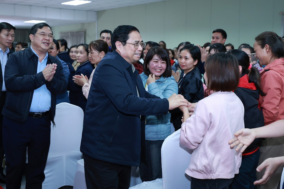 Thủ tướng Phạm Minh Chính với công nhân, người lao động, người có hoàn cảnh khó khăn tỉnh Nam Định. (Ảnh: Dương Giang/TTXVN)