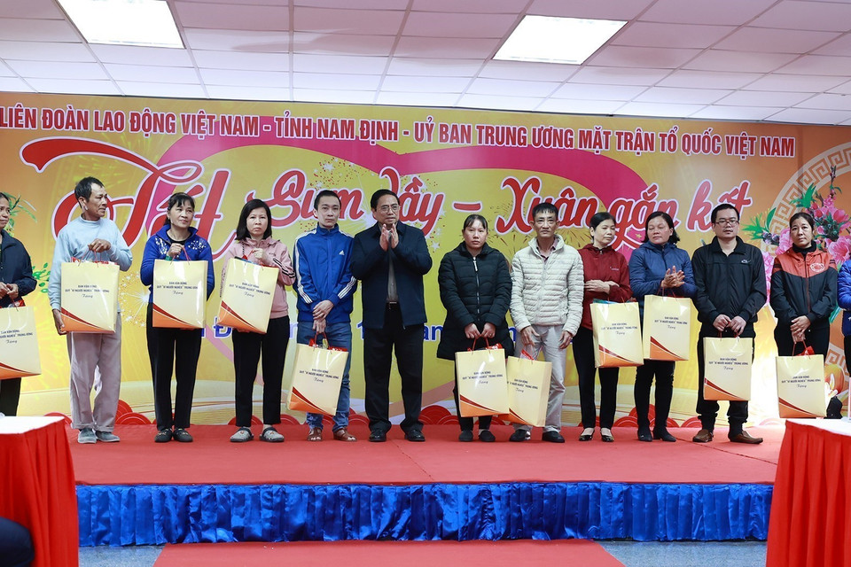 Thủ tướng Phạm Minh Chính tặng quà cho công nhân, người lao động, người có hoàn cảnh khó khăn tỉnh Nam Định. (Ảnh: Dương Giang/TTXVN)