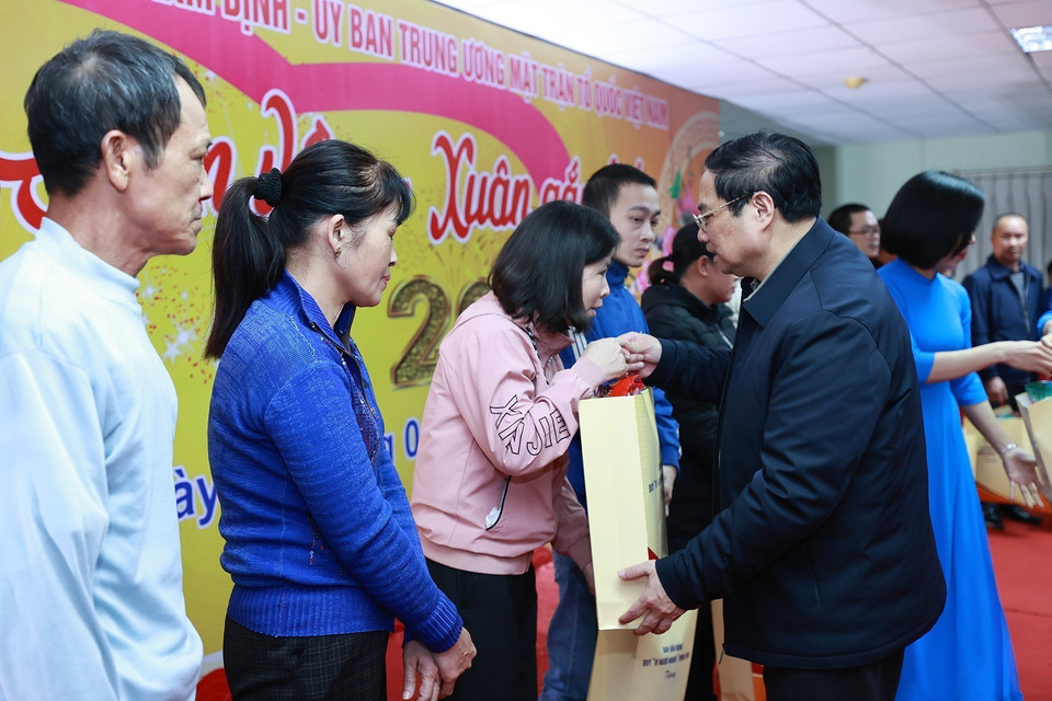 Thủ tướng Phạm Minh Chính tặng quà cho công nhân, người lao động, người có hoàn cảnh khó khăn tỉnh Nam Định. (Ảnh: Dương Giang/TTXVN)