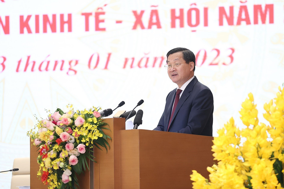 Phó Thủ tướng Lê Minh Khái trình bày Báo cáo triển khai Kế hoạch phát triển kinh tế-xã hội năm 2023. (Ảnh: Dương Giang/TTXVN)