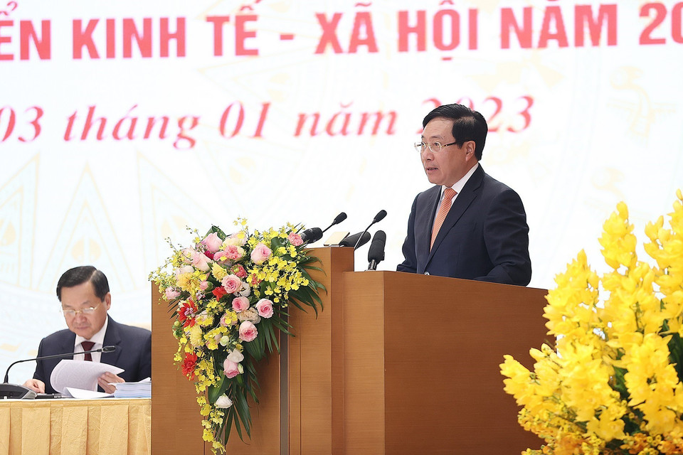 Phó Thủ tướng Thường trực Phạm Bình Minh trình bày Báo cáo tổng kết công tác năm 2022 của Chính phủ. (Ảnh: Dương Giang/TTXVN)