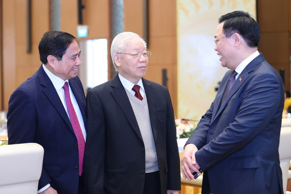 Tổng Bí thư Nguyễn Phú Trọng trao đổi với Thủ tướng Phạm Minh Chính và Chủ tịch Quốc hội Vương Đình Huệ. (Ảnh: Dương Giang/TTXVN)