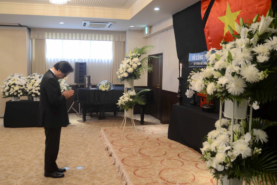 hủ tịch Tổ chức Xúc tiến thương mại Nhật Bản (JETRO) Hiroyuki Ishige vào viếng. (Ảnh: Thành Hữu/Vietnam+)