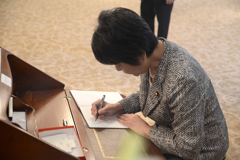 Bộ trưởng Bộ Tư pháp Nhật Bản Yoko Kamikawa ghi sổ tang. (Ảnh: Thành Hữu/Vietnam+)
