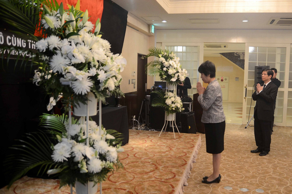 Bộ trưởng Bộ Tư pháp Nhật Bản Yoko Kamikawa vào viếng. (Ảnh: Thành Hữu/Vietnam+)