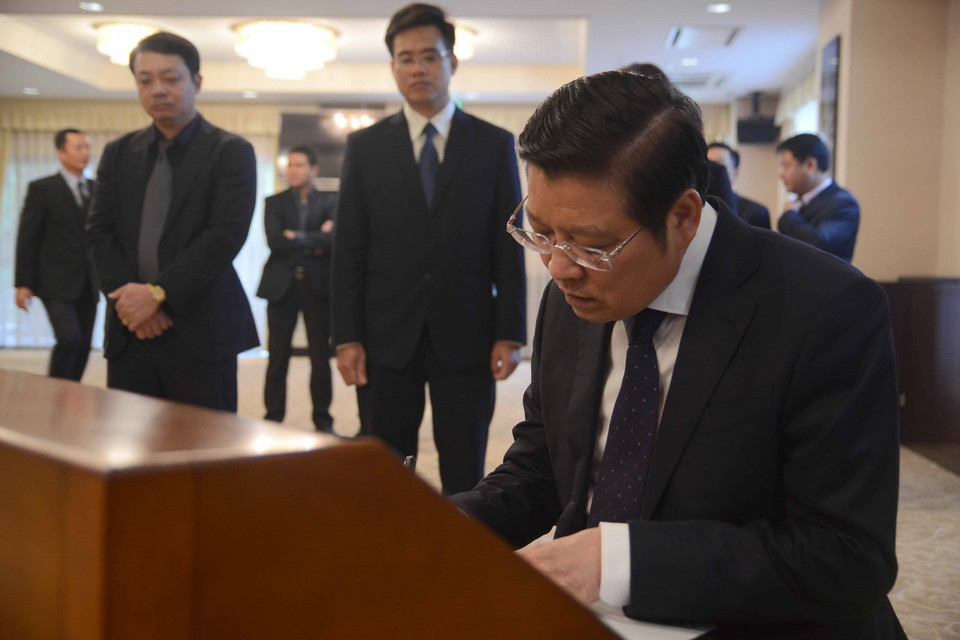 Bí thư Trung ương đảng, Trưởng ban Nội chính trung ương Phan Đình Trạc ghi sổ tang. (Ảnh: Thành Hữu/Vietnam+)