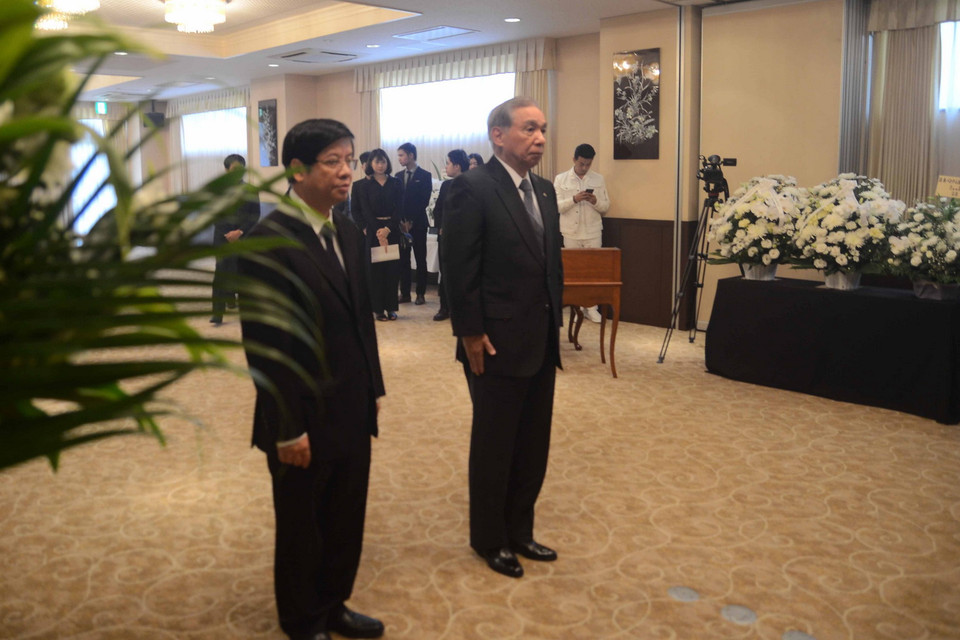 Thống đốc tỉnh Gunma Masaaki Osawa vào viếng. (Ảnh: Thành Hữu/Vietnam+)