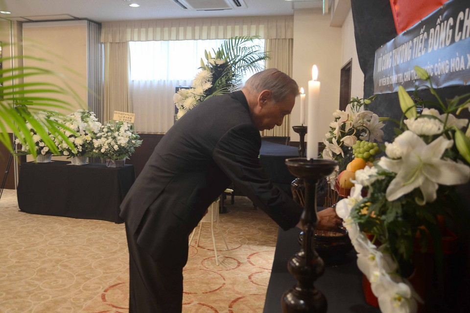 Thống đốc tỉnh Gunma Masaaki Osawa thắp hương viếng. (Ảnh: Thành Hữu/Vietnam+)