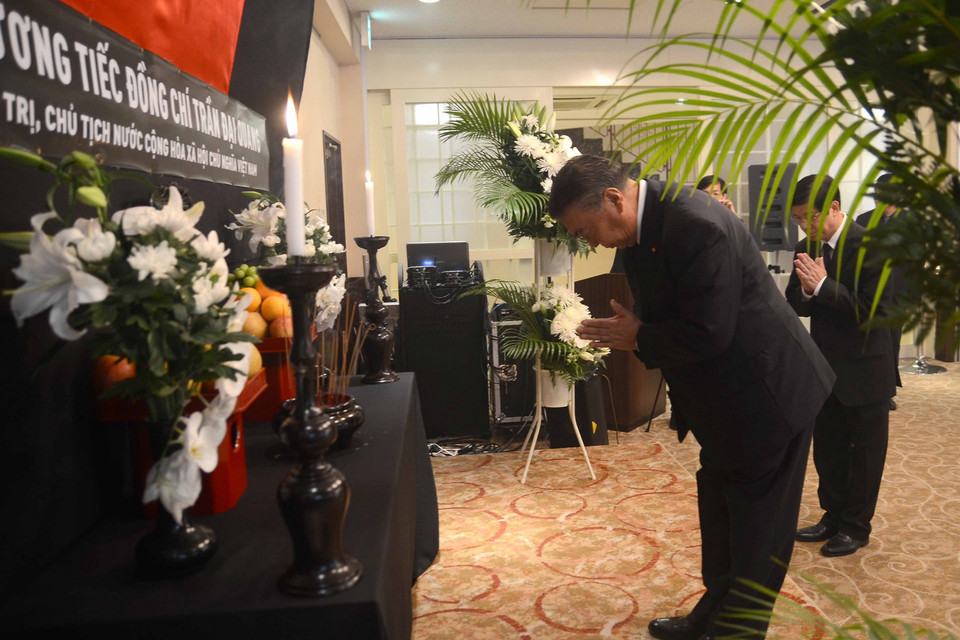 Chủ tịch Hạ viện Nhật Bản Tadamori Oshima vào viếng. (Ảnh: Thành Hữu/Vietnam+)