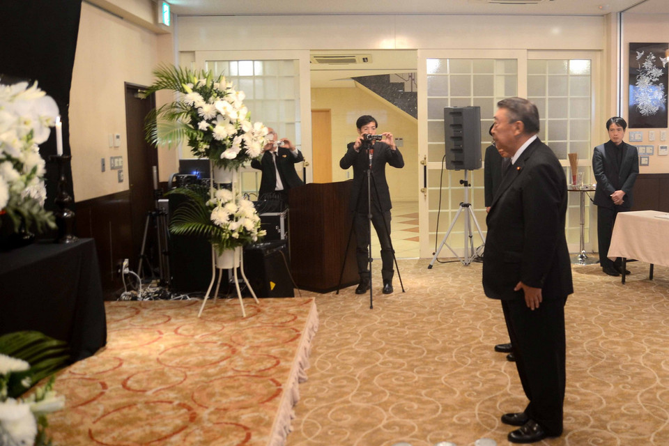 Chủ tịch Hạ viện Nhật Bản Tadamori Oshima vào viếng. (Ảnh: Thành Hữu/Vietnam+)