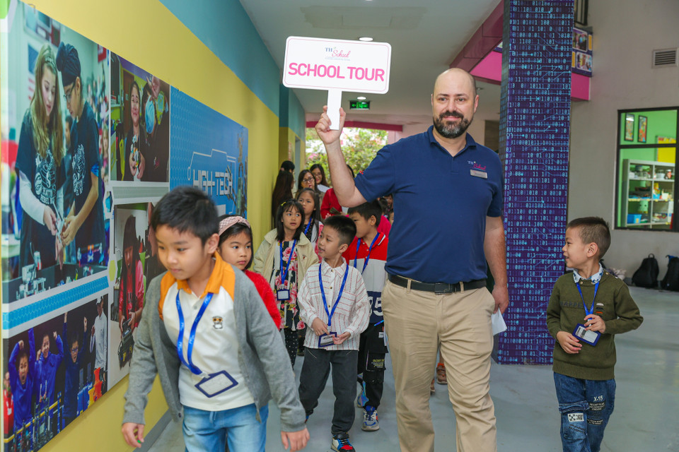 Phụ huynh và học sinh tham gia chuyến tham quan khuôn viên trường được dẫn dắt bởi các thầy cô và học sinh của TH School, thăm các phòng chức năng, phòng học, phòng thí nghiệm, khu nội trú đến khu vui chơi. (Ảnh: Minh Sơn/Vietnam+)