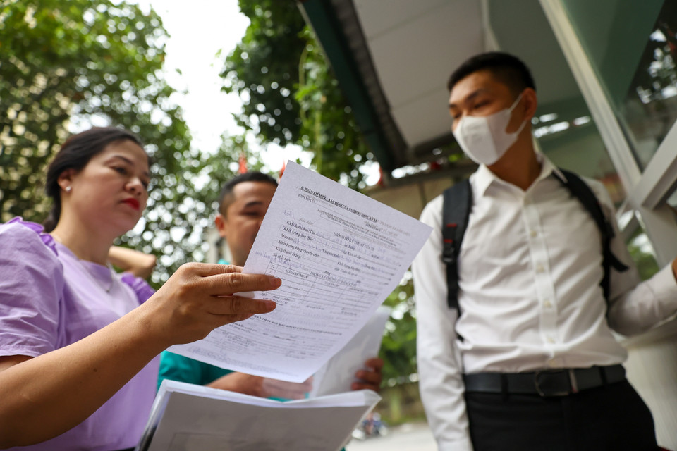 Sáng 15/8 tại Cơ sở đăng ký xe số 2 (Láng Thượng, Đống Đa, Hà Nội), trong ngày đầu định danh biển số xe, nhiều người dân đã bắt đầu đến làm thủ tục sang tên đổi chủ, thu hồi biển số, đăng ký mới. (Ảnh: Minh Sơn/Vietnam+)