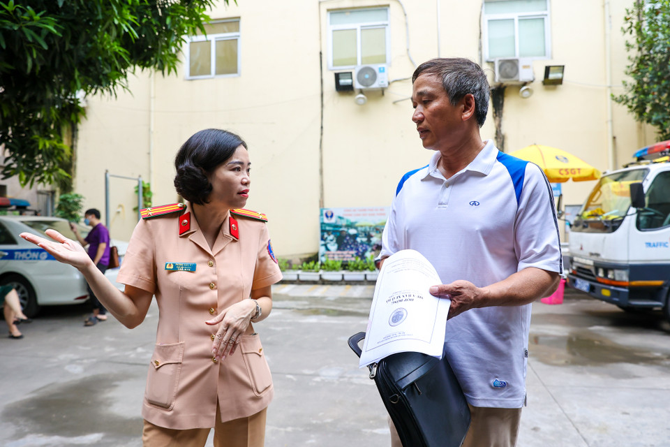 Ông Phạm Quang Đản (Cầu Giấy, Hà Nội) được hướng dẫn phải về làm thủ tục sang tên đổi chủ cho phương tiện của mình trước khi được cấp biển số định danh cá nhân. Ông Đản cho biết vì không kịp làm chính chủ nên biển số xe ôtô ông đang dùng coi như mất. (Ảnh: Minh Sơn/Vietnam+)