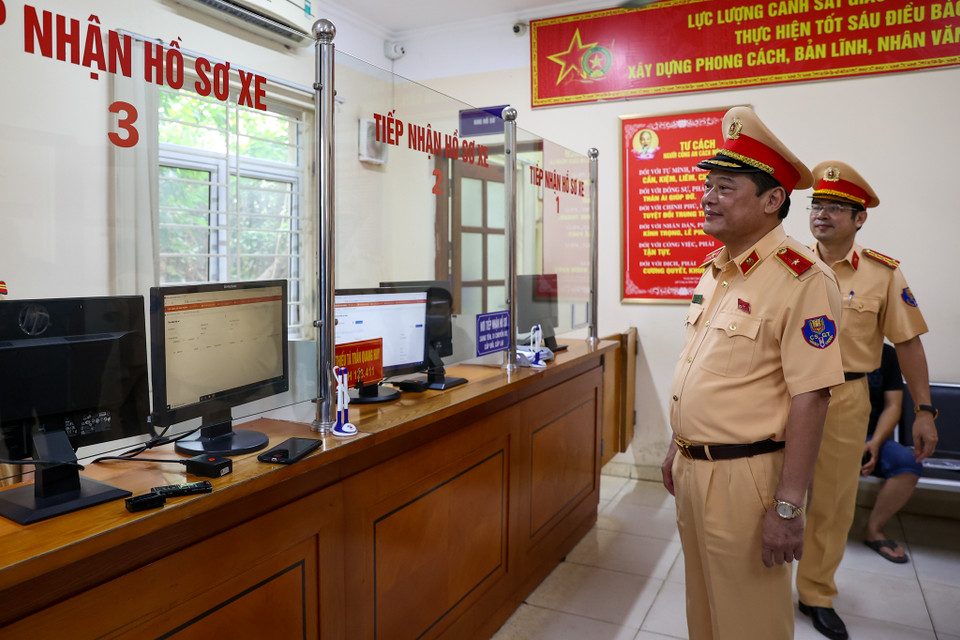 Cũng trong sáng 15/8, Thiếu tướng Lê Xuân Đức - Phó Cục trưởng Cục Cảnh sát giao thông đã đến kiểm tra, đôn đốc các cơ sở đăng ký xe trên địa bàn Hà Nội hỗ trợ người dân làm thủ tục. (Ảnh: Minh Sơn/Vietnam+)