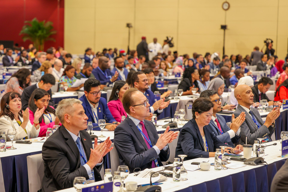 Cũng trong chiều 16/9, dưới sự chủ trì của bà Dyah Roro Esti - Nghị sỹ Indonesia, thành viên Ban Lãnh đạo Diễn đàn Nghị sĩ trẻ IPU, Hội nghị Nghị sỹ trẻ toàn cầu lần thứ 9 chính thức bế mạc. (Ảnh: Minh Sơn/Vietnam+)