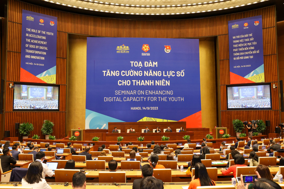 Trước đó vào chiều ngày 14/9 tại Nhà Quốc hội đã diễn ra Tọa đàm 'Tăng cường năng lực số cho thanh niên.' Đây là hoạt động đầu tiên trong khuôn khổ Hội nghị Nghị sỹ trẻ toàn cầu lần thứ 9 do Quốc hội Việt Nam lần đầu tiên đăng cai tổ chức. (Ảnh: Minh Sơn/Vietnam+)
